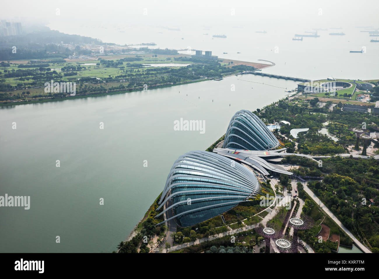 Singapour - le 18 octobre 2014 : Dôme de fleurs à Marina Bay Garden au coucher du soleil. Banque D'Images
