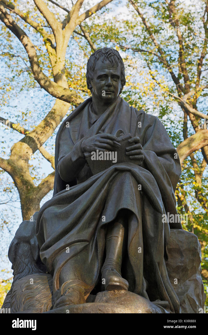 New York, État de New York, États-Unis d'Amérique. Statue dans Central Park de l'écrivain écossais Sir Walter Scott, 1771-1832 par le sculpteur écossais Sir Banque D'Images