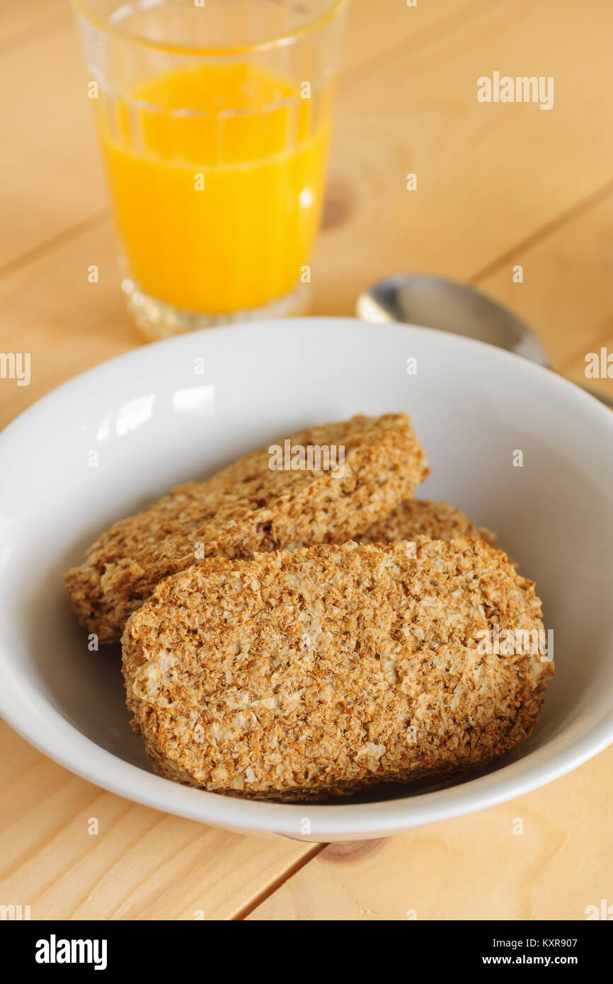 Biscuits de petit-déjeuner complet avec du jus d'orange Banque D'Images