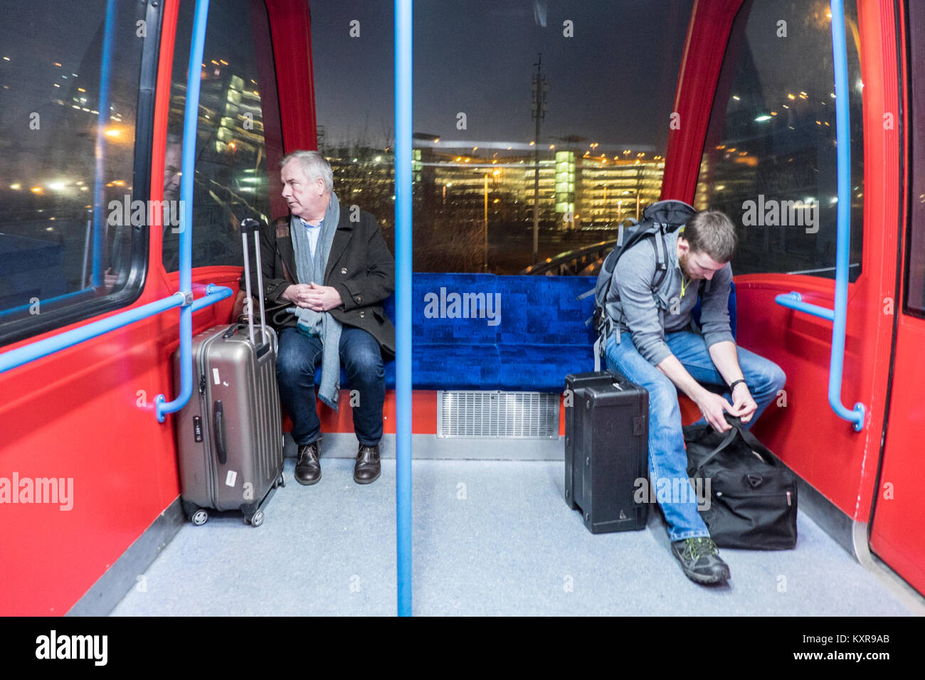 Les voyageurs,voyages,sur,navettes navette,,chemin,de,l'Aéroport International de Birmingham, Birmingham International,de,chemin,gare,Angleterre,UK,Royaume-Uni, Banque D'Images