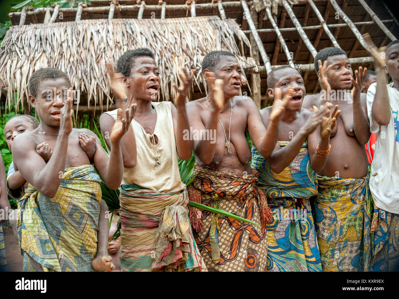 Réserve forestière de DZANGA-SANHA-centrale, République centrafricaine (RCA), l'Afrique, 2 NOVEMBRE 2008 : Les gens d'une tribu de pygmées Baka dans village de chants ethniques Banque D'Images