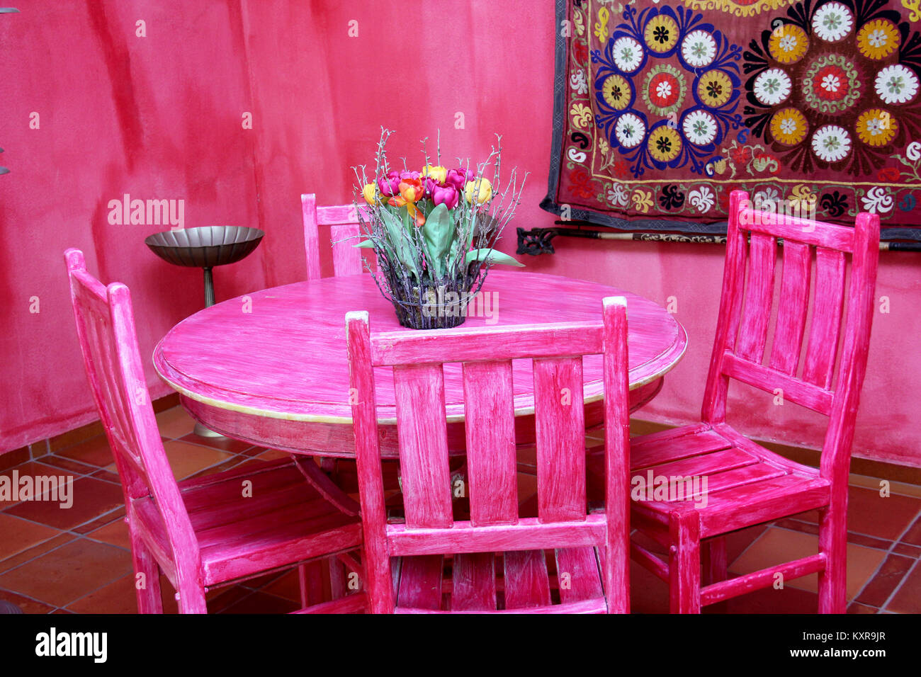 Marocain coloré des tables et des chaises. Banque D'Images