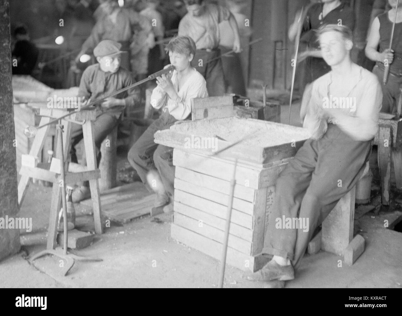 Les jeunes garçons d'apprentissage apprentis masculins verre soufflé la Finlande, 1950 Banque D'Images