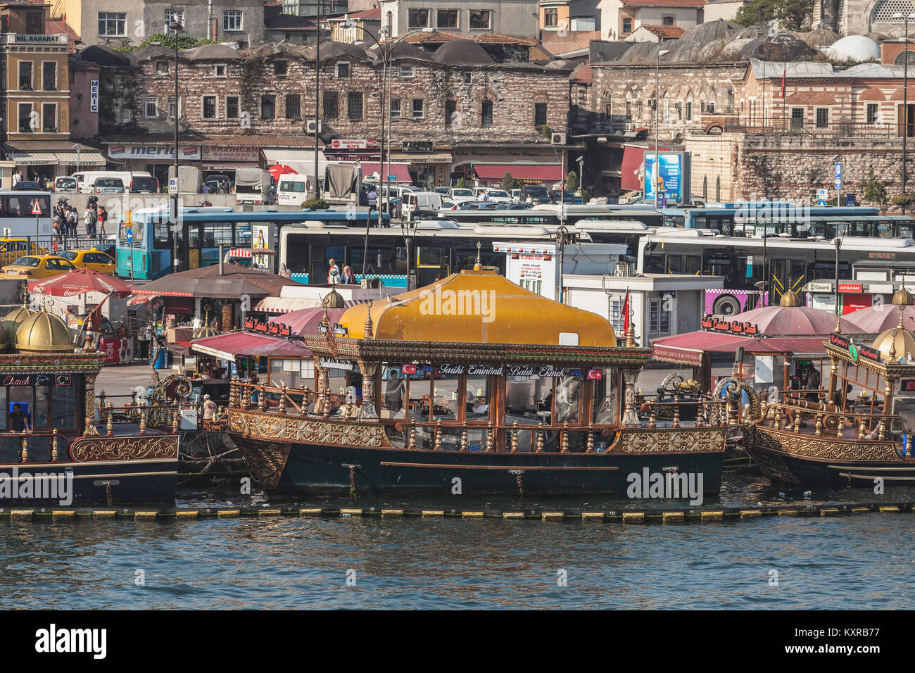 ISTANBUL, TURQUIE - 09 septembre 2014 : poissons flottants traditionnels restaurants à la jetée d'Eminonu sur Septembre 09, 2014 à Istanbul, Turquie. Banque D'Images