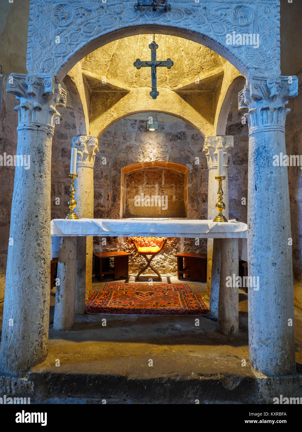 Autel dans l'église romane de Santa Maria Annunziata - Sovana, Italie Banque D'Images