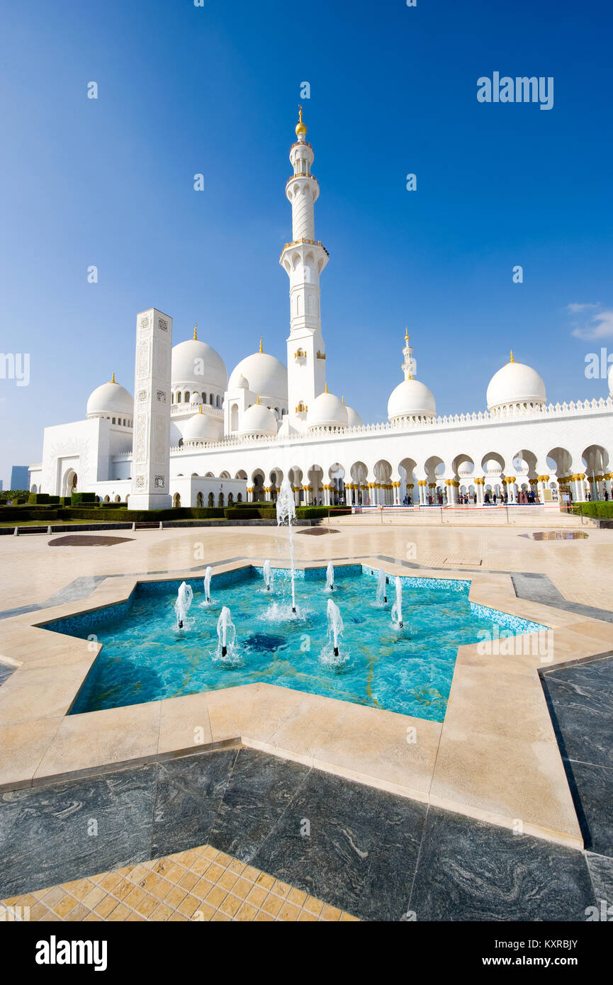 ABU DHABI, EMIRATS ARABES UNIS - DEC 28, 2017 : l'extérieur de la mosquée Sheikh Zayed à Abu Dhabi. C'est la plus grande mosquée du pays. Banque D'Images