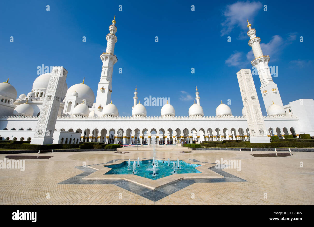 ABU DHABI, EMIRATS ARABES UNIS - DEC 28, 2017 : l'extérieur de la mosquée Sheikh Zayed à Abu Dhabi. C'est la plus grande mosquée du pays. Banque D'Images
