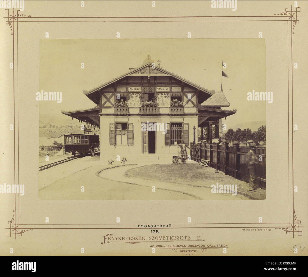 Photographie de la gare ferroviaire Fogaskereku de Budapest de 1880 à 1890, illustrant le développement précoce du transport ferroviaire et des infrastructures en Hongrie. Banque D'Images