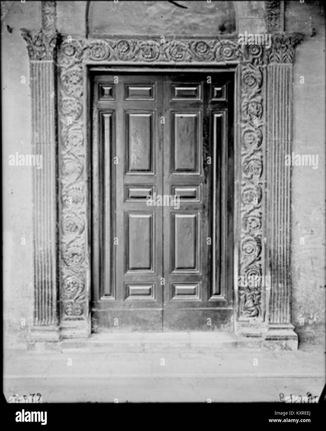 Cette image montre l'entrée principale de la Cathédrale de la Marie de l'Assomption à Rieti, Italie. La cathédrale, un important monument religieux et architectural, présente une façade détaillée et une importance historique dans le patrimoine ecclésiastique et culturel de la région. Banque D'Images