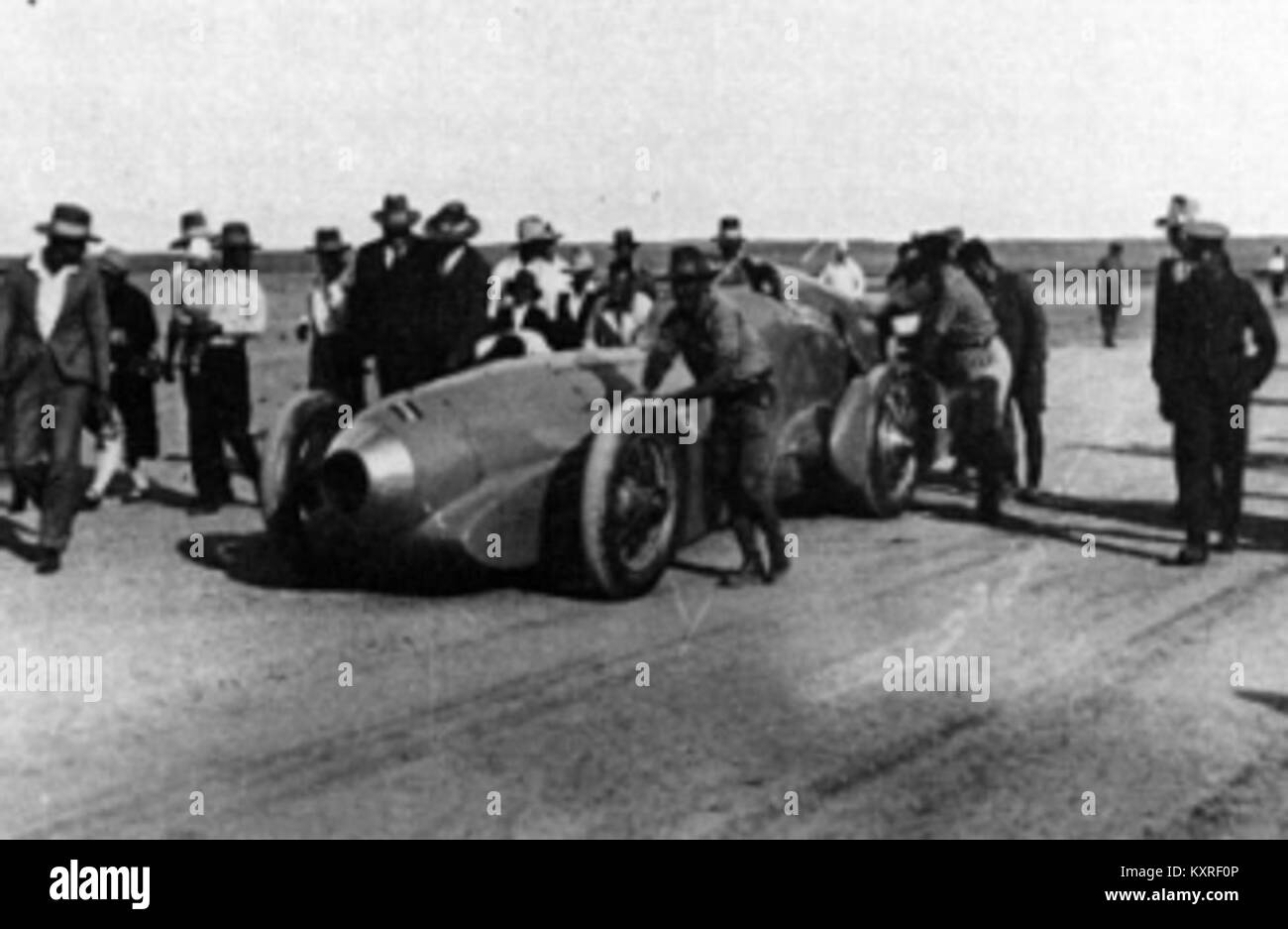 Photographie de l'Aster Blue Bird Campbell-Napier-Arrol en Afrique du Sud, 1929. La voiture, pilotée par Malcolm Campbell, a établi un record mondial de vitesse sur terre, ce qui représente une étape importante dans l'histoire de l'ingénierie automobile et du sport automobile. Banque D'Images