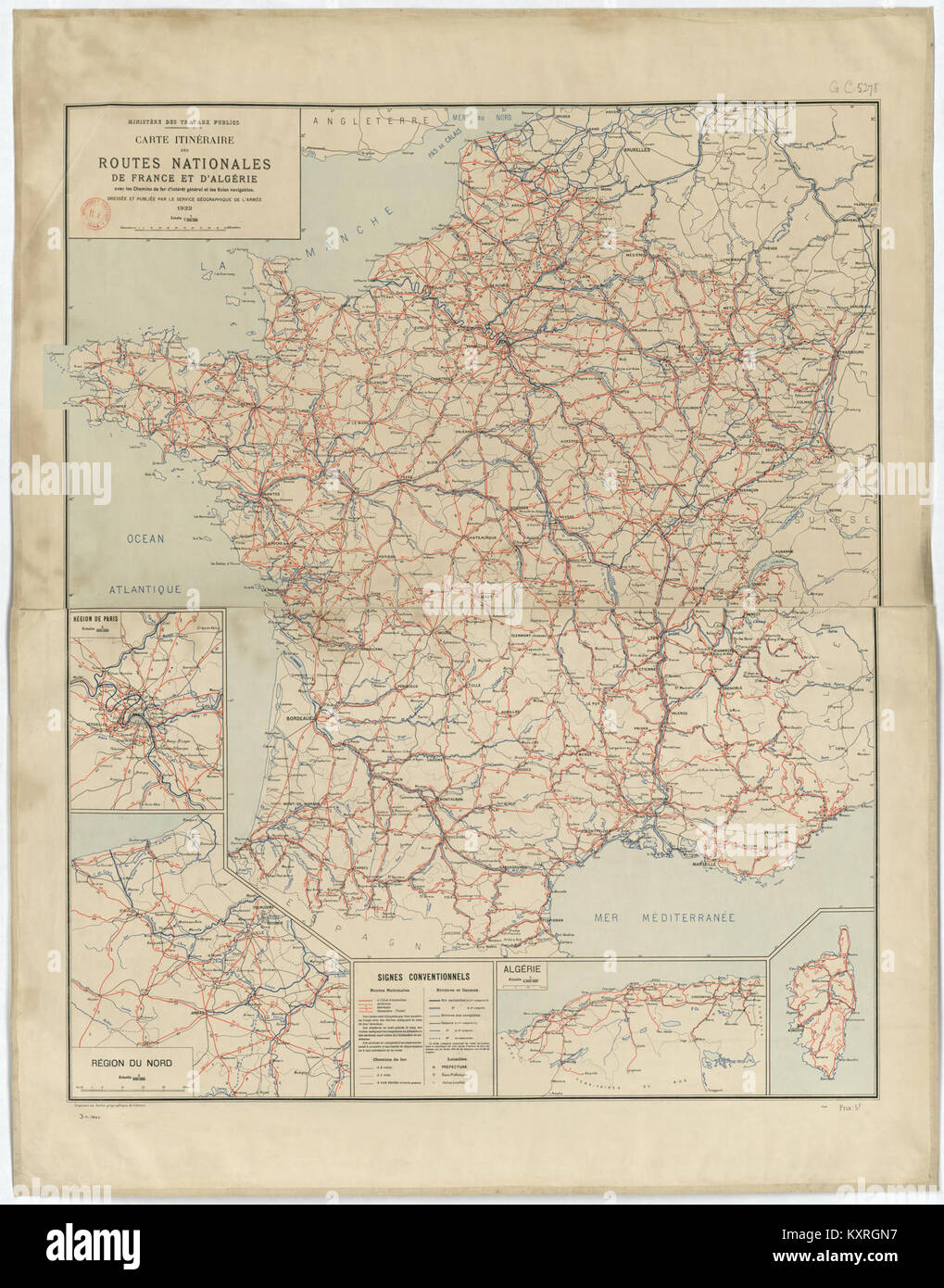 Une carte historique montrant les routes nationales de la France et de l'Algérie, illustrant les principaux réseaux de transport reliant les villes et les régions à l'époque coloniale. Banque D'Images