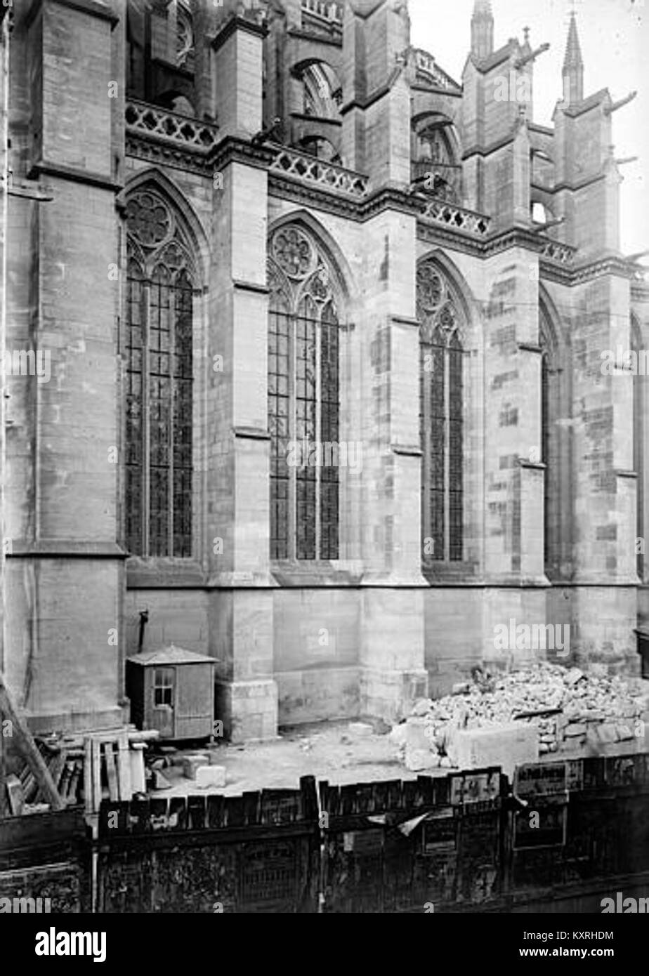 Photographie des vitraux de la cathédrale de Meaux, mettant en valeur l'artisanat, l'iconographie et les détails architecturaux de ce monument religieux gothique en France. Banque D'Images