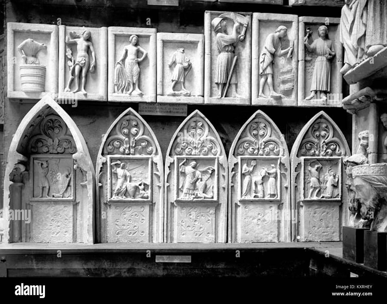 La cathédrale notre-Dame de Paris est une cathédrale gothique majeure réputée pour son architecture, ses sculptures et ses vitraux. Cette image, conservée par la Médiathèque de l’architecture et du patrimoine, met en valeur sa valeur culturelle et historique. Banque D'Images