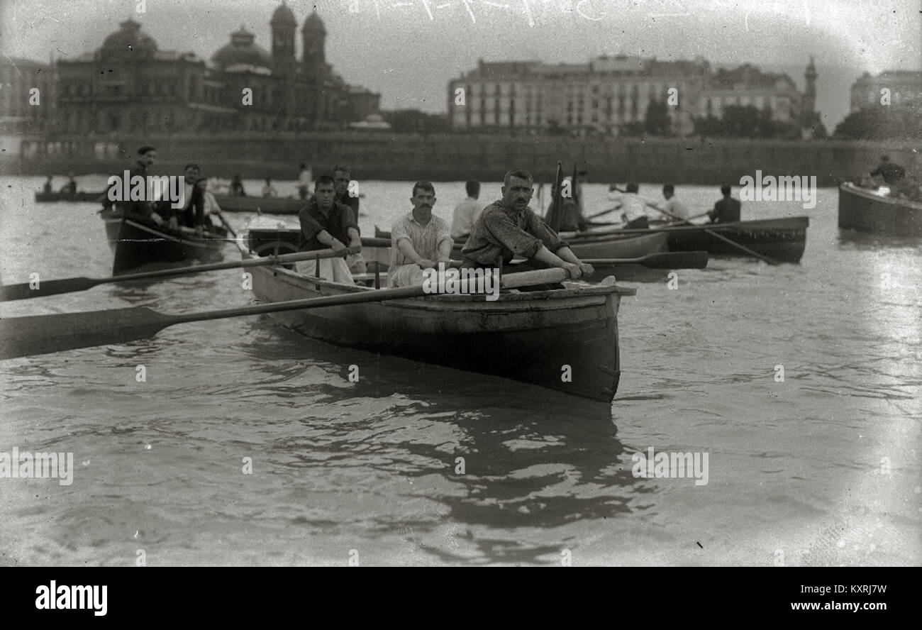 Une photographie de la collection car-Kutxa Fototeka documentant la célébration des Regatas de la Concha, un événement d'aviron populaire organisé chaque année à San Sebastián, en Espagne. Banque D'Images