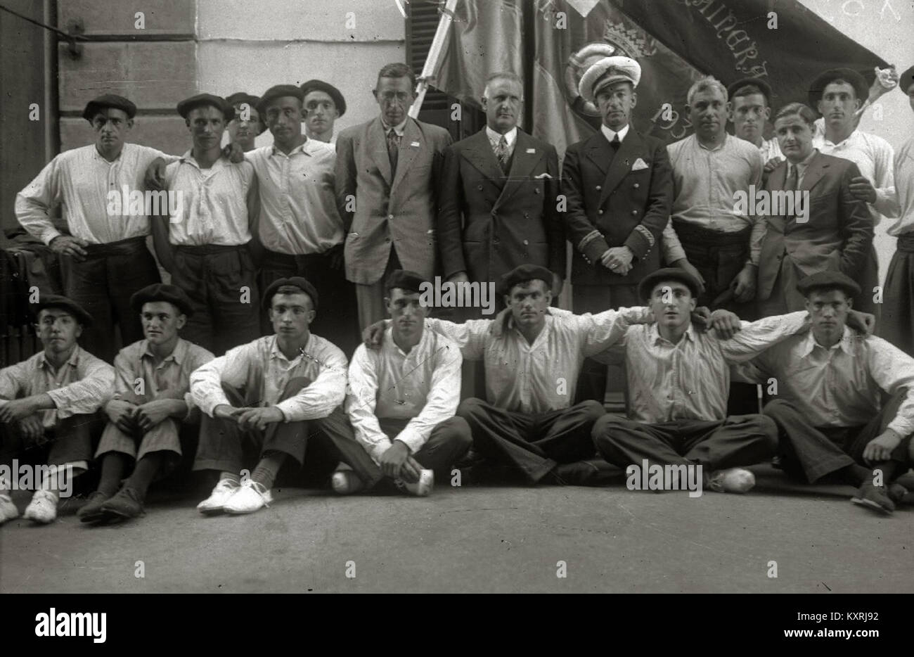Photographie de la célébration du drapeau de la Concha au pays Basque, Espagne, extraite des archives de car-Kutxa. L’image présente un événement régional symbolisant l’identité basque, la fierté et le patrimoine maritime. Banque D'Images