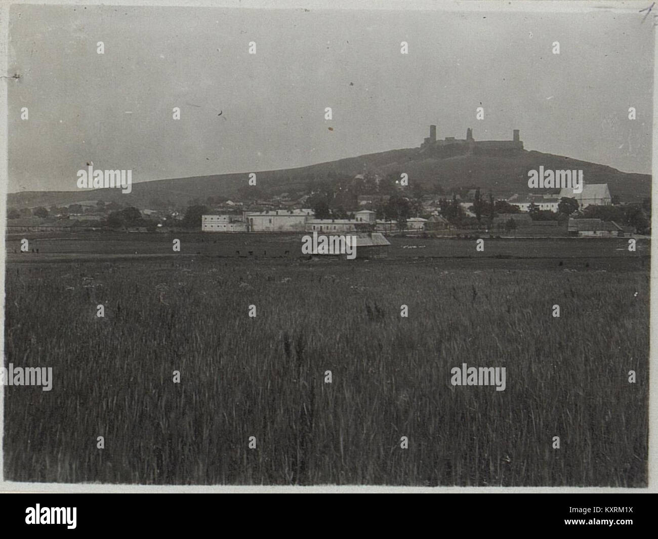 L'image montre la prison de Checiny pour prisonniers en juillet 1915, capturant l'environnement difficile et l'architecture de l'établissement pendant la première Guerre mondiale Banque D'Images