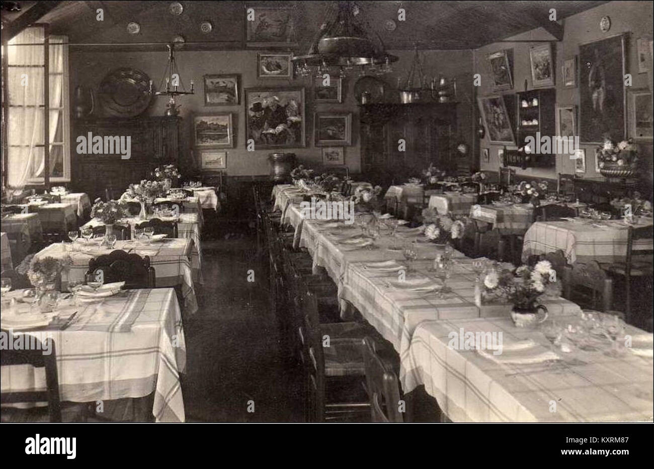 Cette image montre une salle à manger et une salle d'exposition à chez Mélanie à Riec-sur-Belon, France, mettant en valeur son mélange d'offres culinaires et artistiques. Banque D'Images Cette image montre une salle à manger et une salle d'exposition à chez Mélanie à Riec-sur-Belon, France, mettant en valeur son mélange d'offres culinaires et artistiques. Banque D'Images