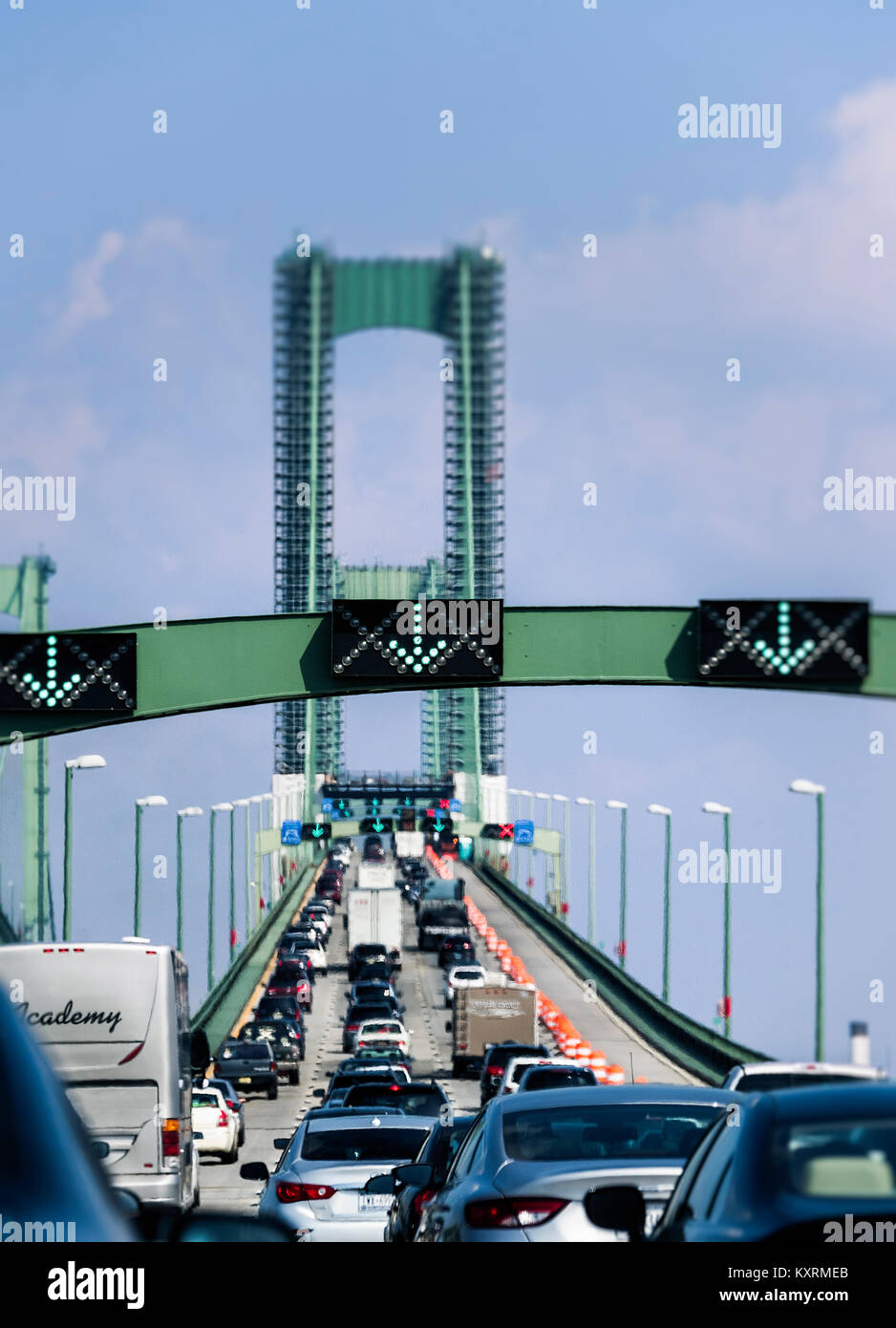 Trafic lourd traversant le Delaware Memorial Bridge, New York, USA. Banque D'Images