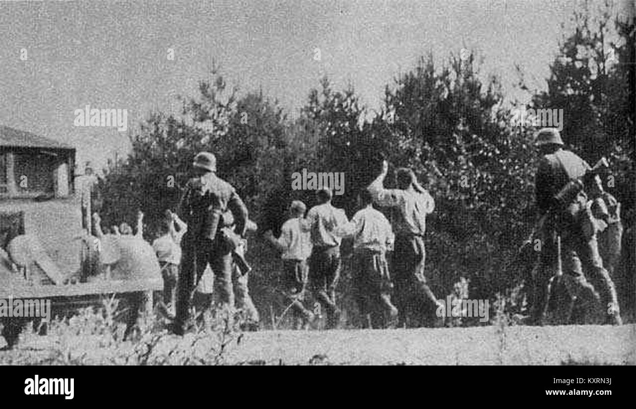 Photographie montrant des prisonniers de guerre polonais de Ciepielów escortés vers un site d'exécution pendant la seconde Guerre mondiale, documentant un crime de guerre commis pendant l'occupation allemande de la Pologne. Banque D'Images