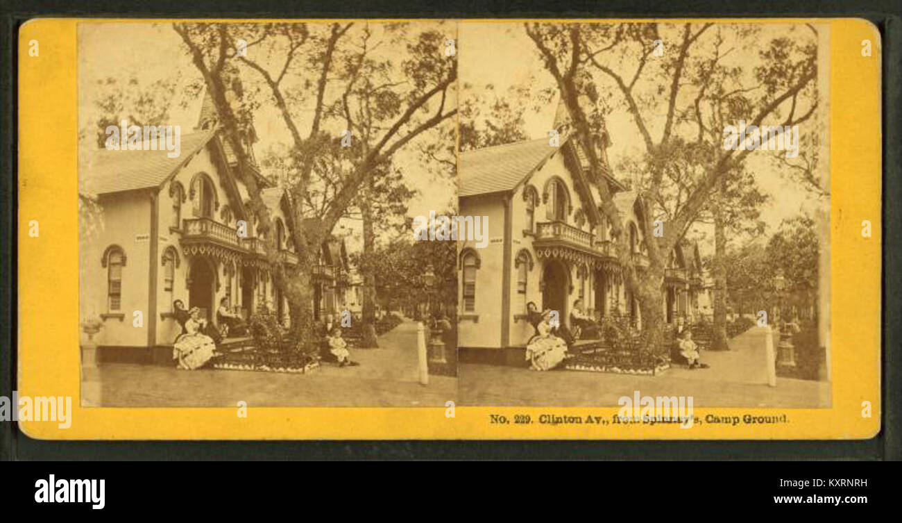 Photographie de C. H. Shute & son représentant Clinton Avenue près de Spinney’s Camp Ground, montrant des cabanes en bois du début du XXe siècle, des tentes et une aire de loisirs bordée d’arbres. Banque D'Images