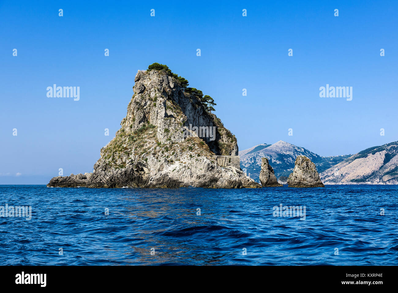 Uninhabitied Petite île au large de l'île de Capri, Italie. Banque D'Images