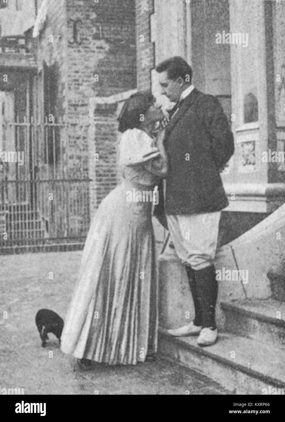 Cette photographie montre la romancière française Colette avec sa partenaire Mathilde « Missy » de Morny, illustrant les liens littéraires et sociaux du début du XXe siècle. Banque D'Images