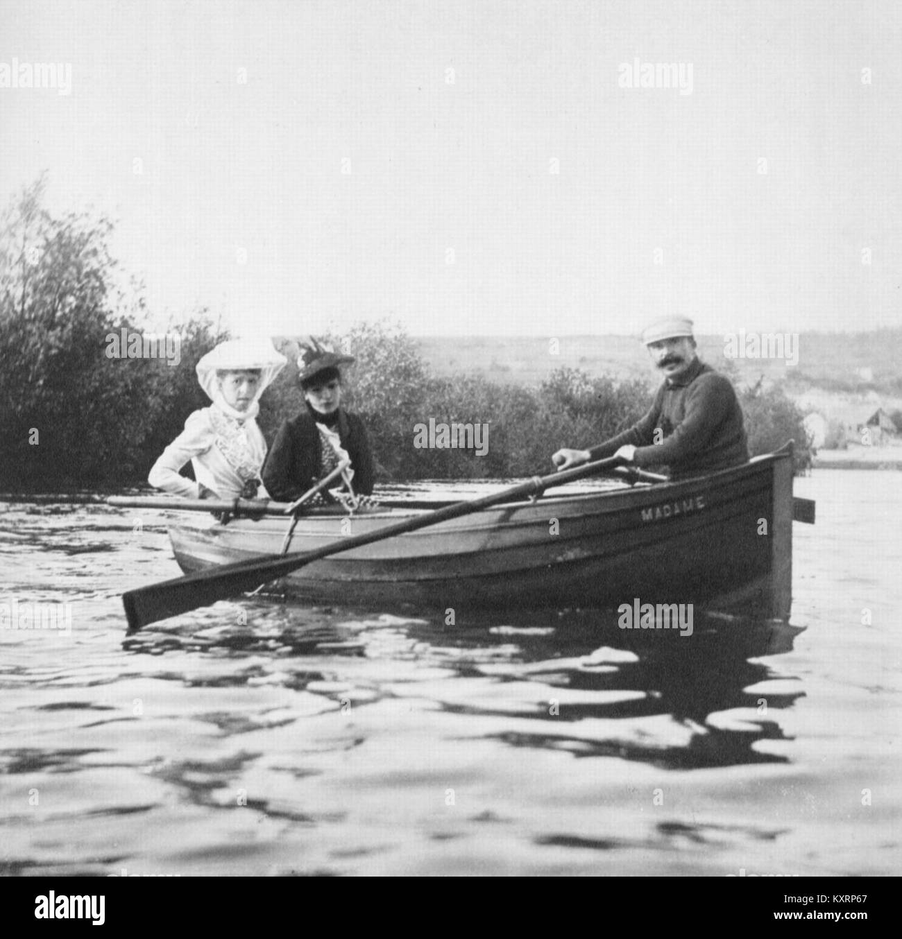 Une photographie historique montrant Colette Dumas Lippmann, Geneviève Straus et Guy de Maupassant, trois personnalités éminentes des milieux littéraires et sociaux français du XIXe siècle, soulignant le rôle de Maupassant en tant qu’écrivain français de premier plan. Banque D'Images