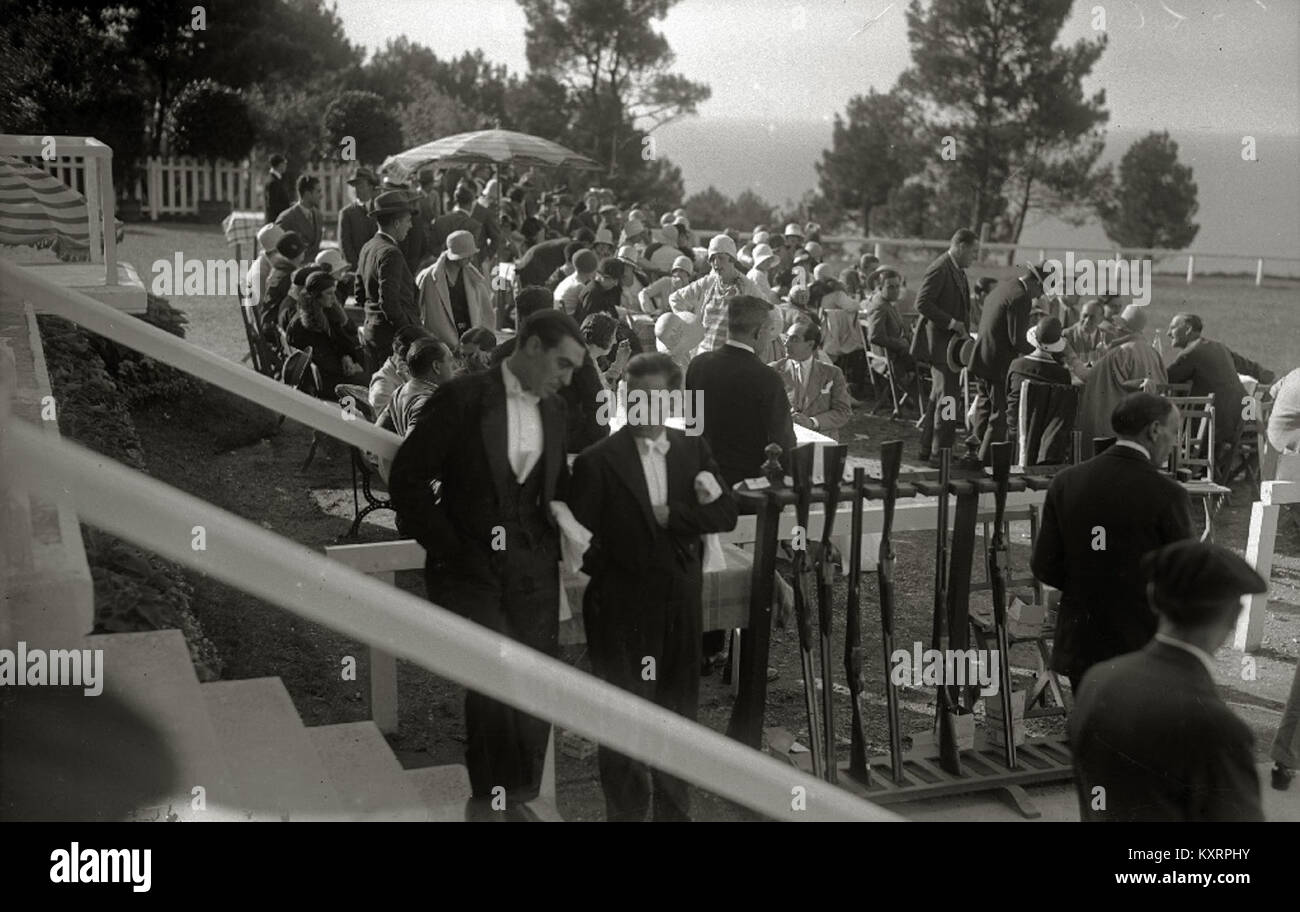 Cette photographie, identifiée comme image 5 sur 9 de Fondo car-Kutxa Fototeka, représente une compétition de tir organisée à Campo de Ulia, enregistrant les participants à un événement sportif organisé. Banque D'Images