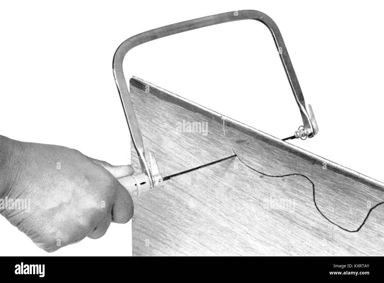 L'invention concerne une scie à chape, un outil à main utilisé pour couper des formes et des courbes complexes dans du bois ou d'autres matériaux, comportant une lame mince et étroite maintenue en tension dans un cadre métallique. Banque D'Images