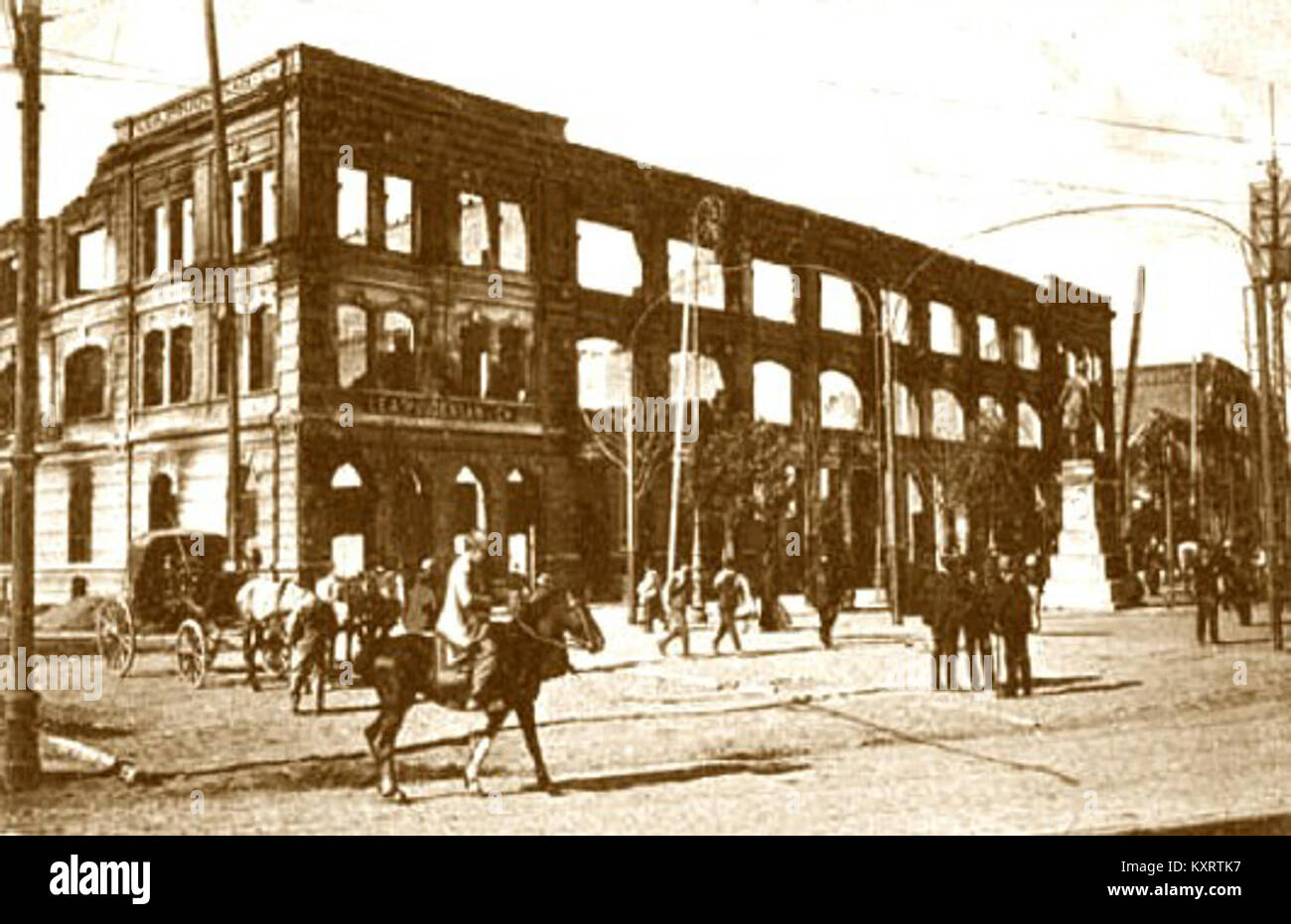 Cette photographie montre le côté du deuxième Teatro Victoria à Valparaíso, au Chili, après le tremblement de terre de 1906. L'image représente les dommages causés au bâtiment et les conséquences de la catastrophe. Banque D'Images