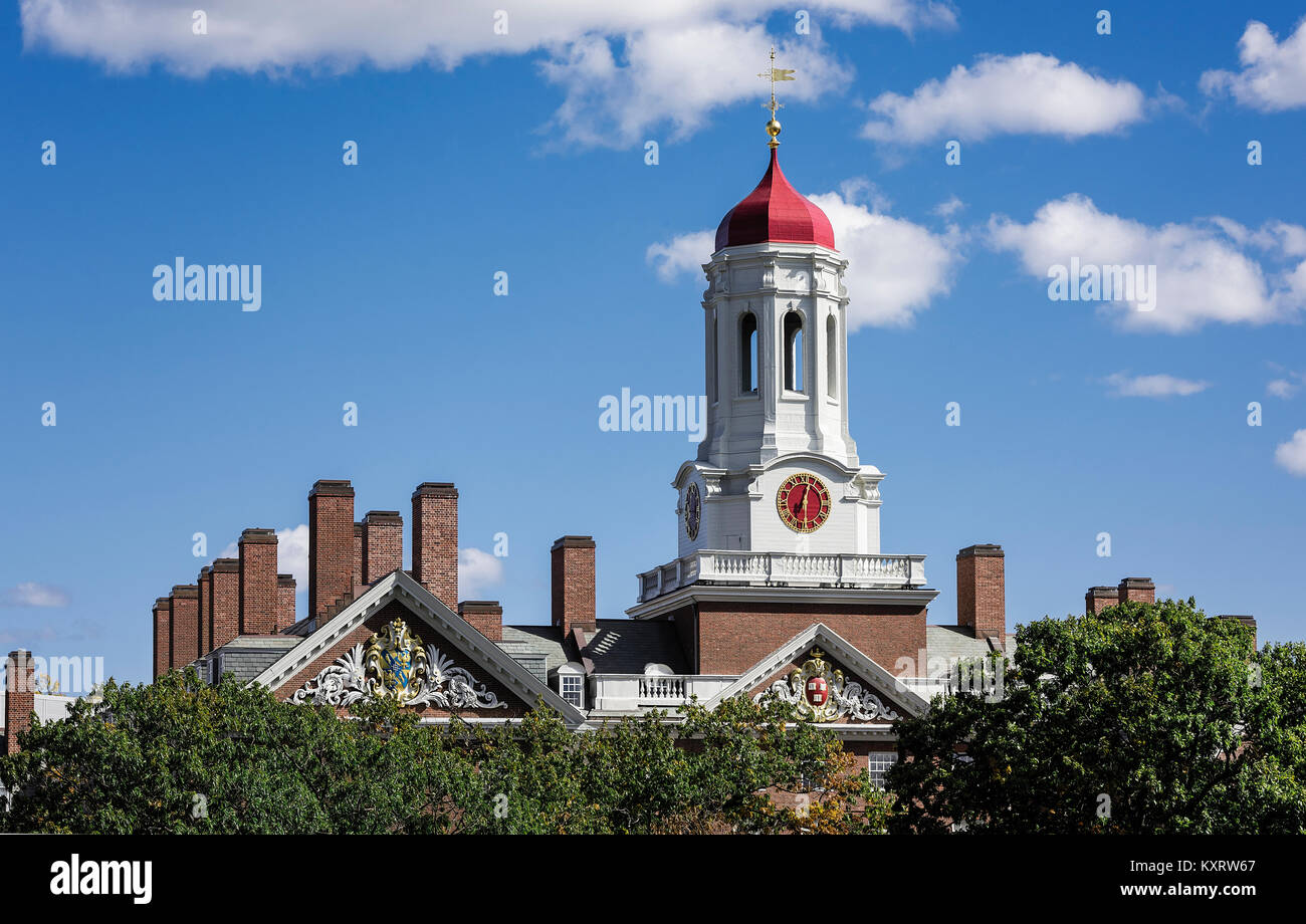 Dortoir Chambre Dunster avec tour de l'horloge, l'Université de Harvard, Cambridge, Massachusetts, USA. Banque D'Images
