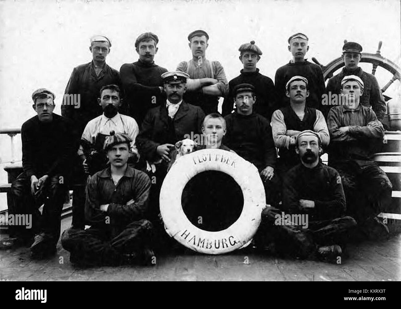 Cette photographie montre l'équipage du navire à trois mâts Flottbek sur le pont à Washington vers 1900, fournissant un enregistrement de la vie maritime et des opérations de navigation à cette époque. Banque D'Images