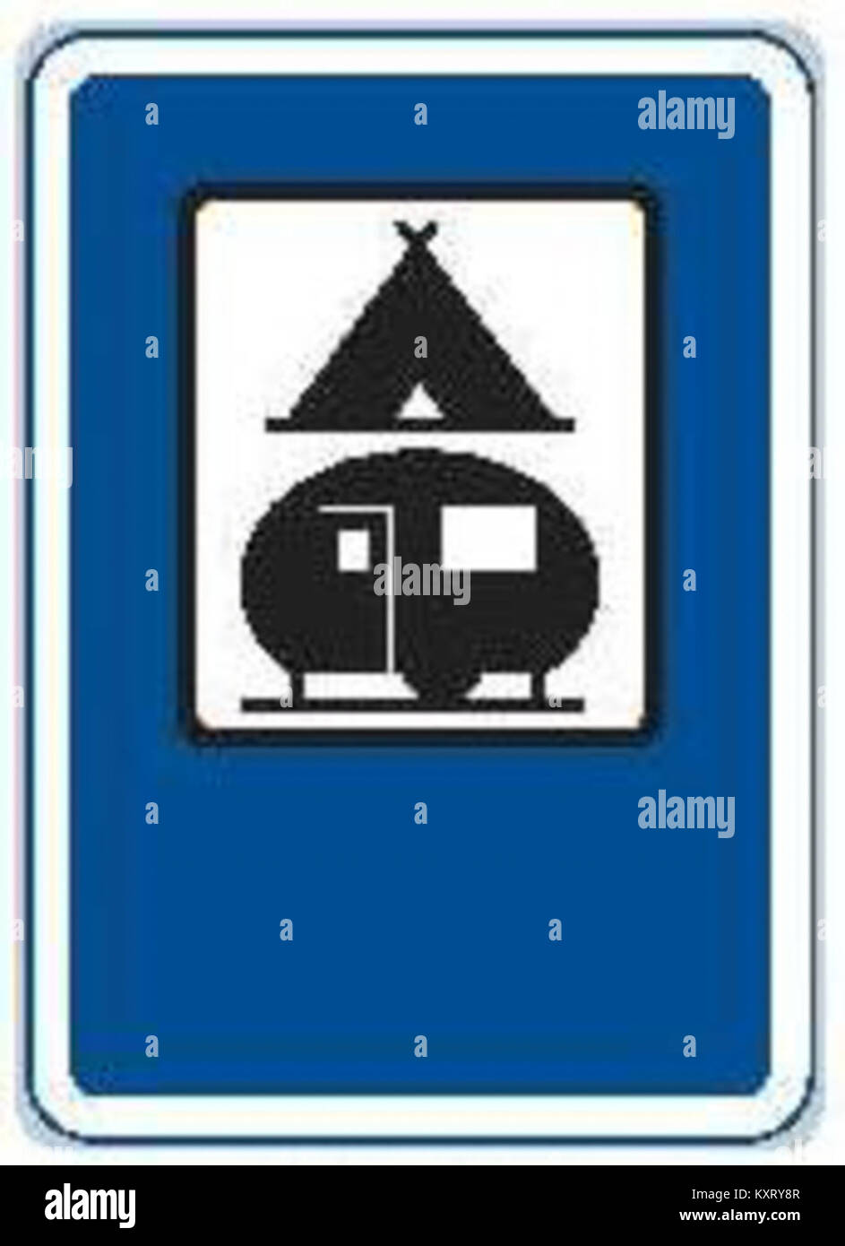 L'image représente un camping, connu sous le nom de Těbořiste, en République tchèque. Il propose des installations pour les tentes et les caravanes, offrant un hébergement moderne en plein air dans un cadre naturel. Banque D'Images