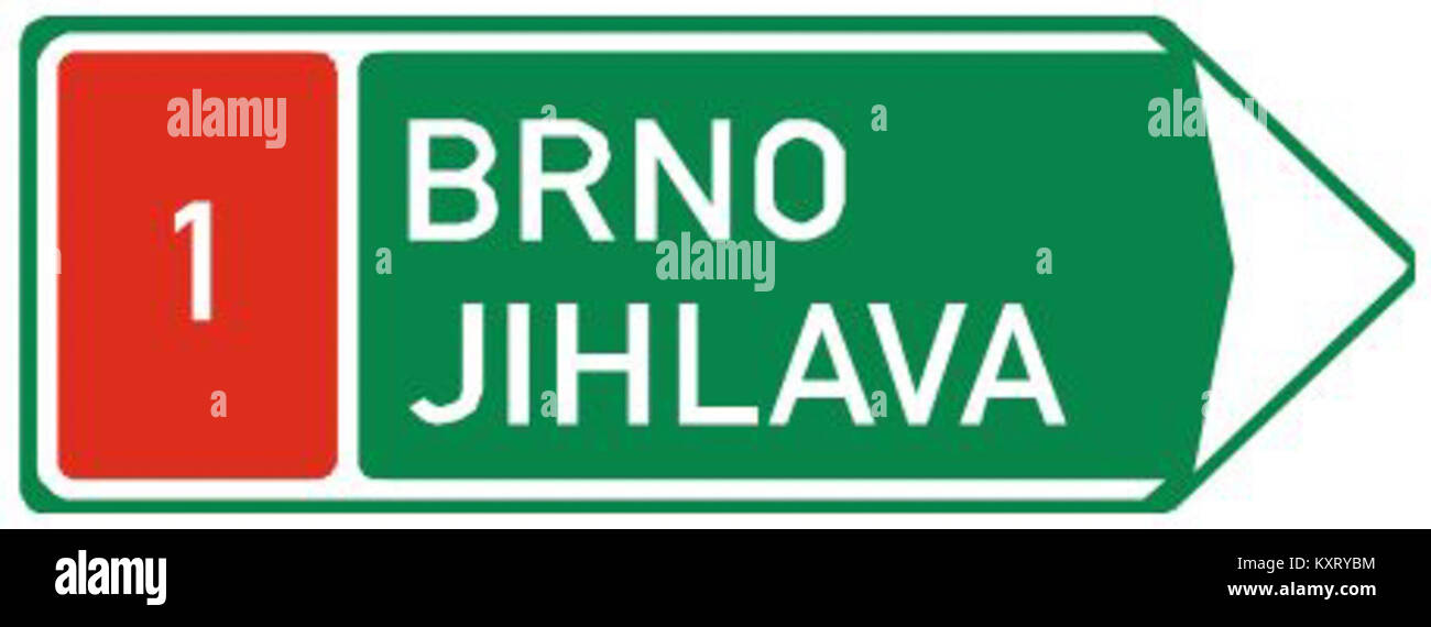 Le panneau de signalisation CZ-IS01f est un panneau directionnel placé avant une entrée d'autoroute sur le côté droit. Il fournit des informations de navigation pour les conducteurs conformément aux normes de circulation tchèques de 2016. Banque D'Images