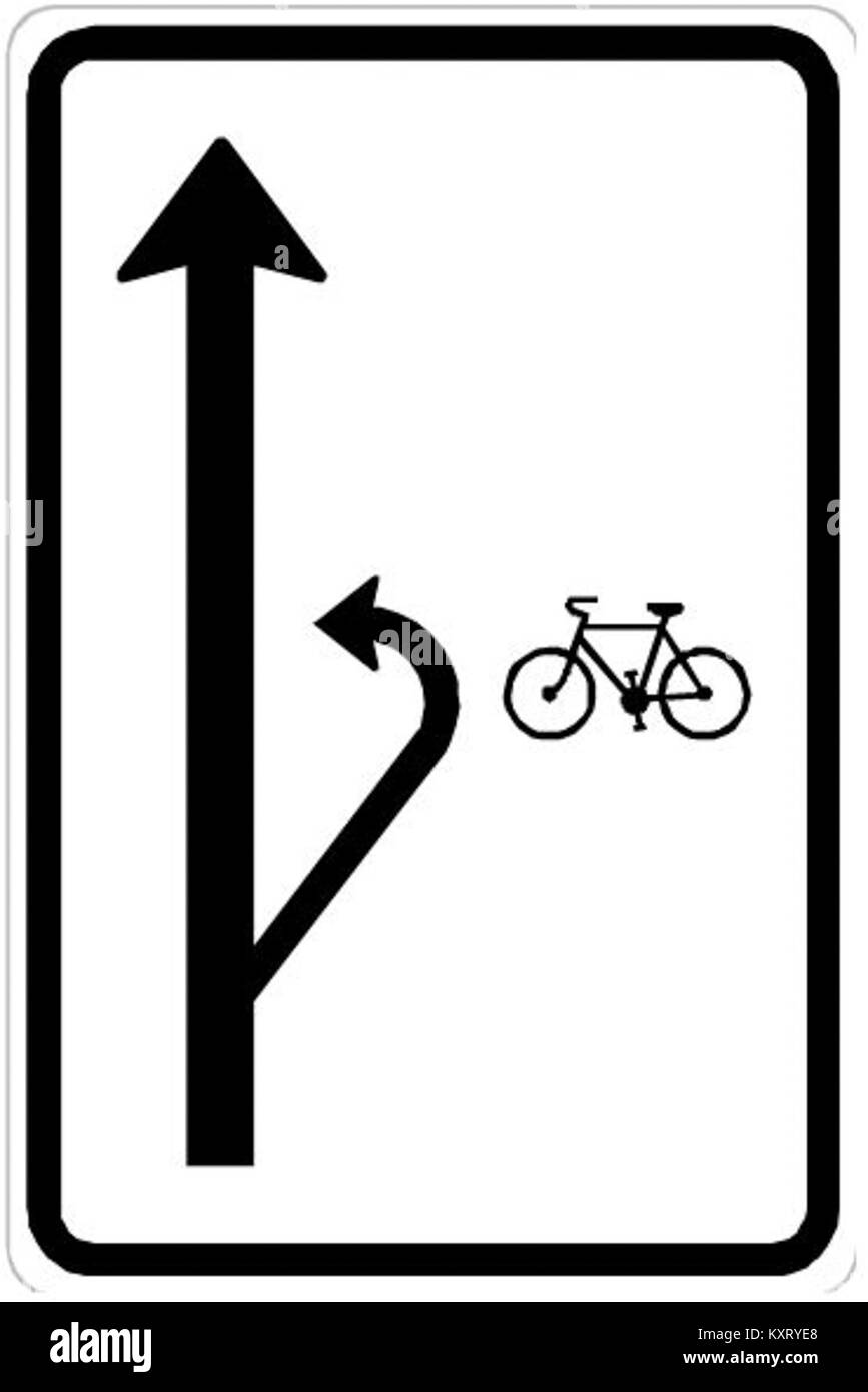 Un panneau routier tchèque de type CZ-IS10e indiquant la direction requise pour les cyclistes pour tourner à gauche, faisant partie de la signalisation nationale de la réglementation routière. Banque D'Images