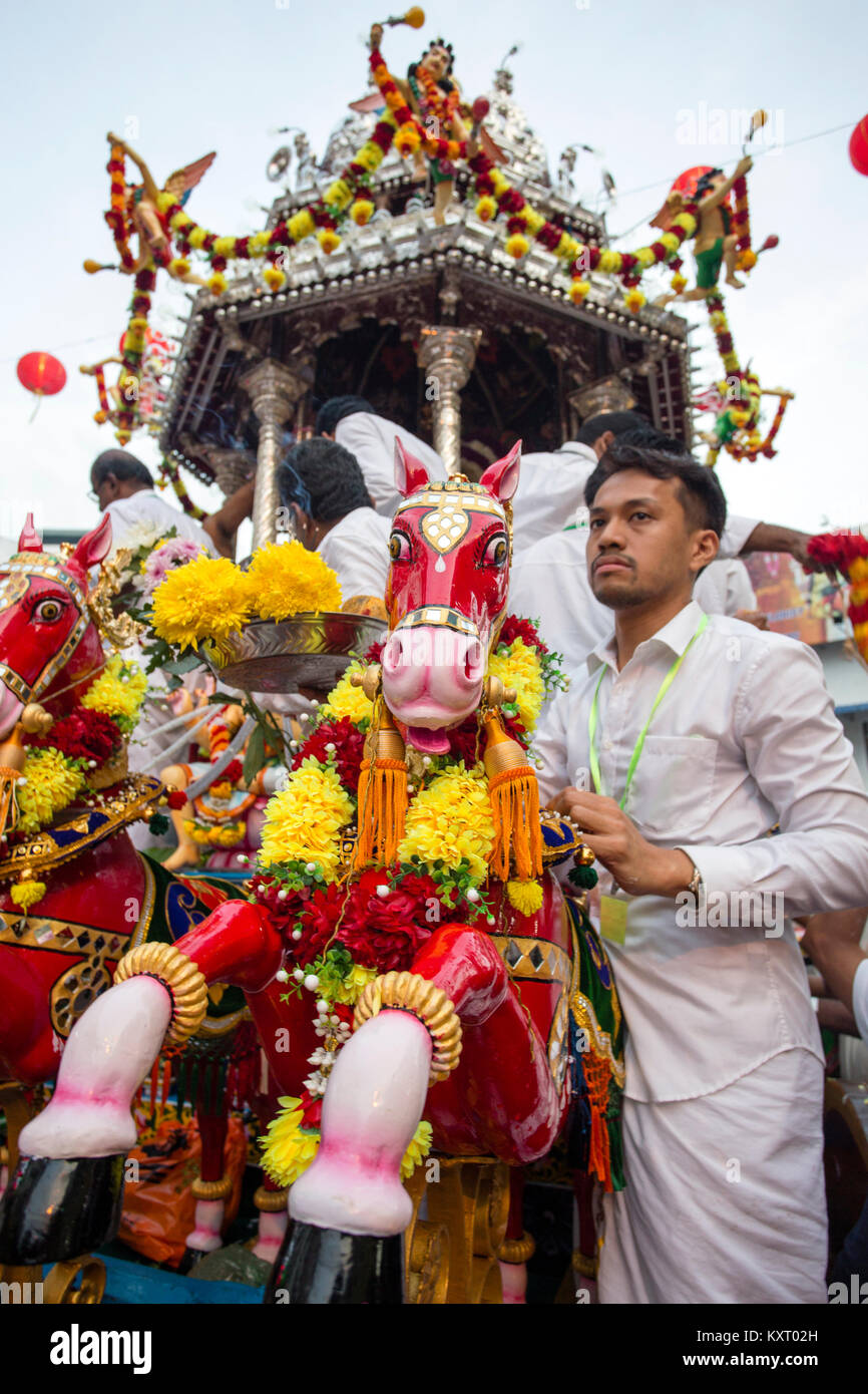 Les dévots hindous célèbrent la cérémonie du culte de la divinité hindoue Seigneur Muruga lors de la fête de Thaipusam commençant avec un défilé de char Banque D'Images