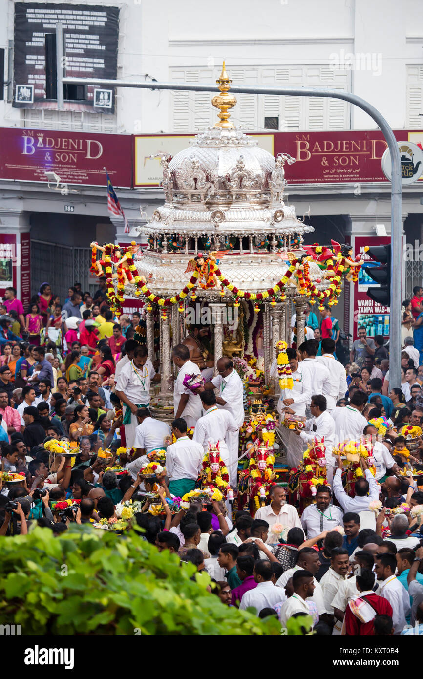 Les dévots hindous célèbrent la cérémonie du culte de la divinité hindoue Seigneur Muruga lors de la fête de Thaipusam commençant avec un défilé de char Banque D'Images