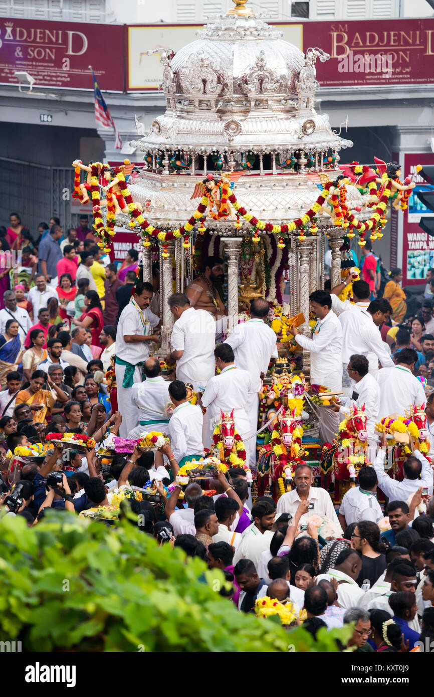 Les dévots hindous célèbrent la cérémonie du culte de la divinité hindoue Seigneur Muruga lors de la fête de Thaipusam commençant avec un défilé de char Banque D'Images