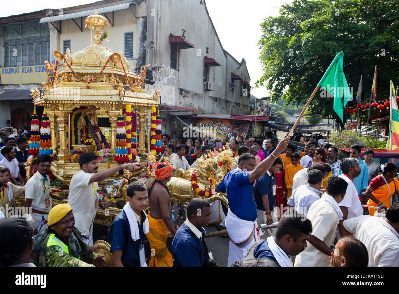 Les dévots hindous célèbrent la cérémonie du culte de la divinité hindoue Seigneur Muruga lors de la fête de Thaipusam commençant avec un défilé de char Banque D'Images