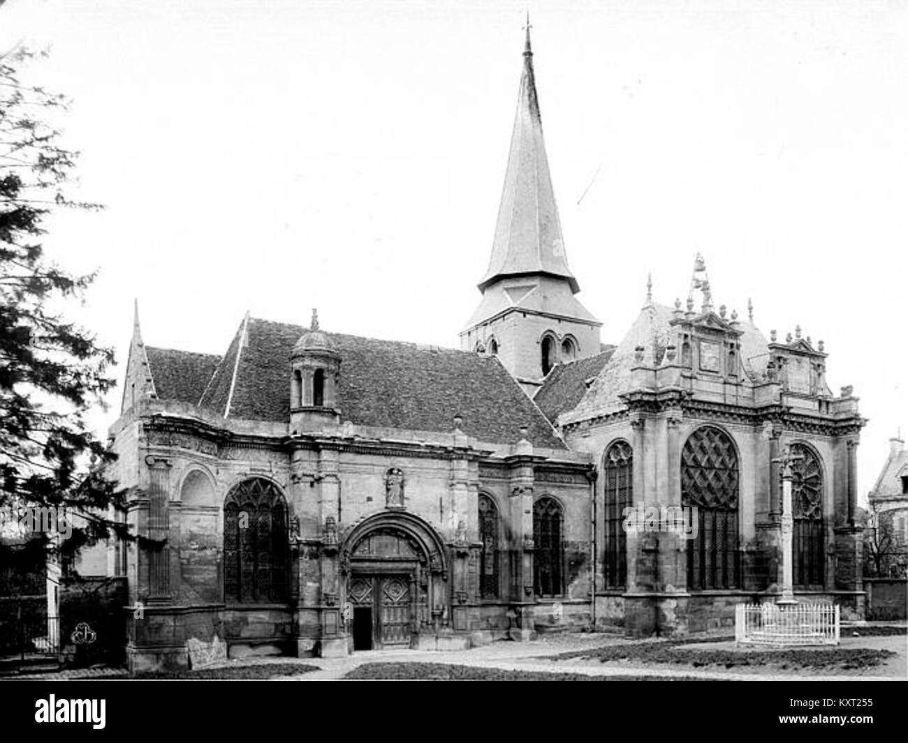 La photographie représente l'ensemble sud de l'église de Magny-en-Vexin, France. Il met en valeur la maçonnerie extérieure, les fenêtres et les détails architecturaux caractéristiques des églises françaises historiques. Banque D'Images