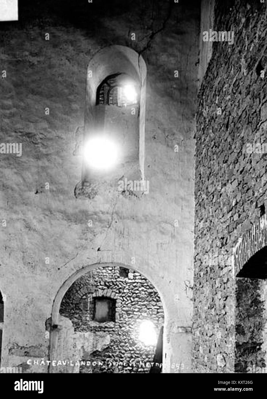 Les vitraux de l'église de Château-Landon présentent un savoir-faire médiéval et un design complexe, représentant le patrimoine artistique, religieux et culturel de la France. Banque D'Images