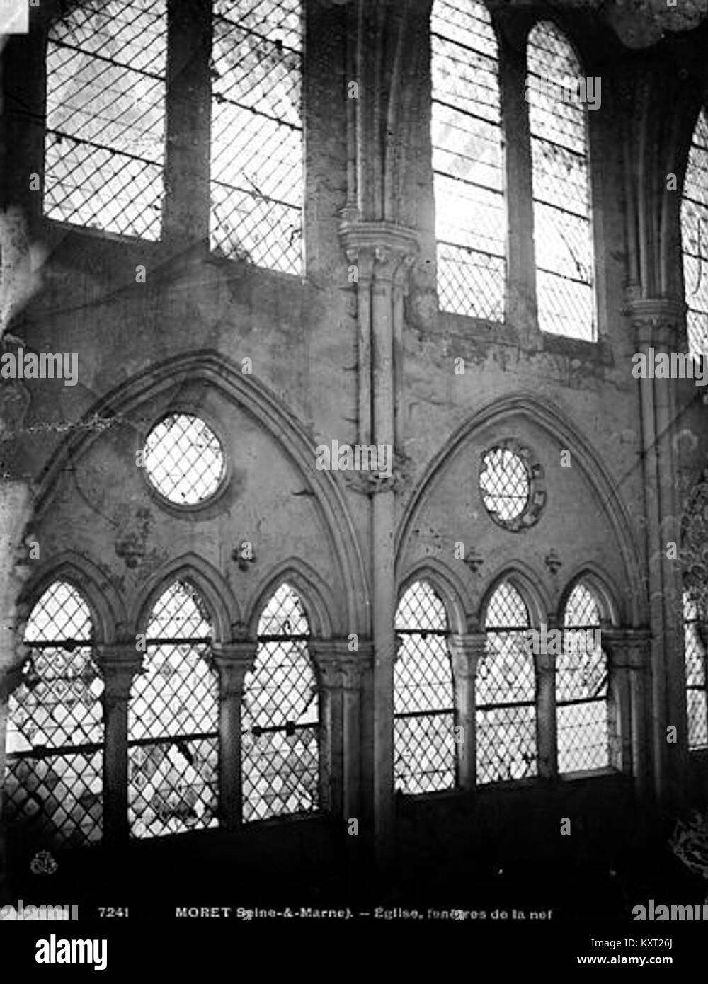 Cette photographie met en valeur les vitraux d’une église de Moret-sur-Loing, en France, soulignant l’importance architecturale et culturelle de l’église dans la région. Banque D'Images