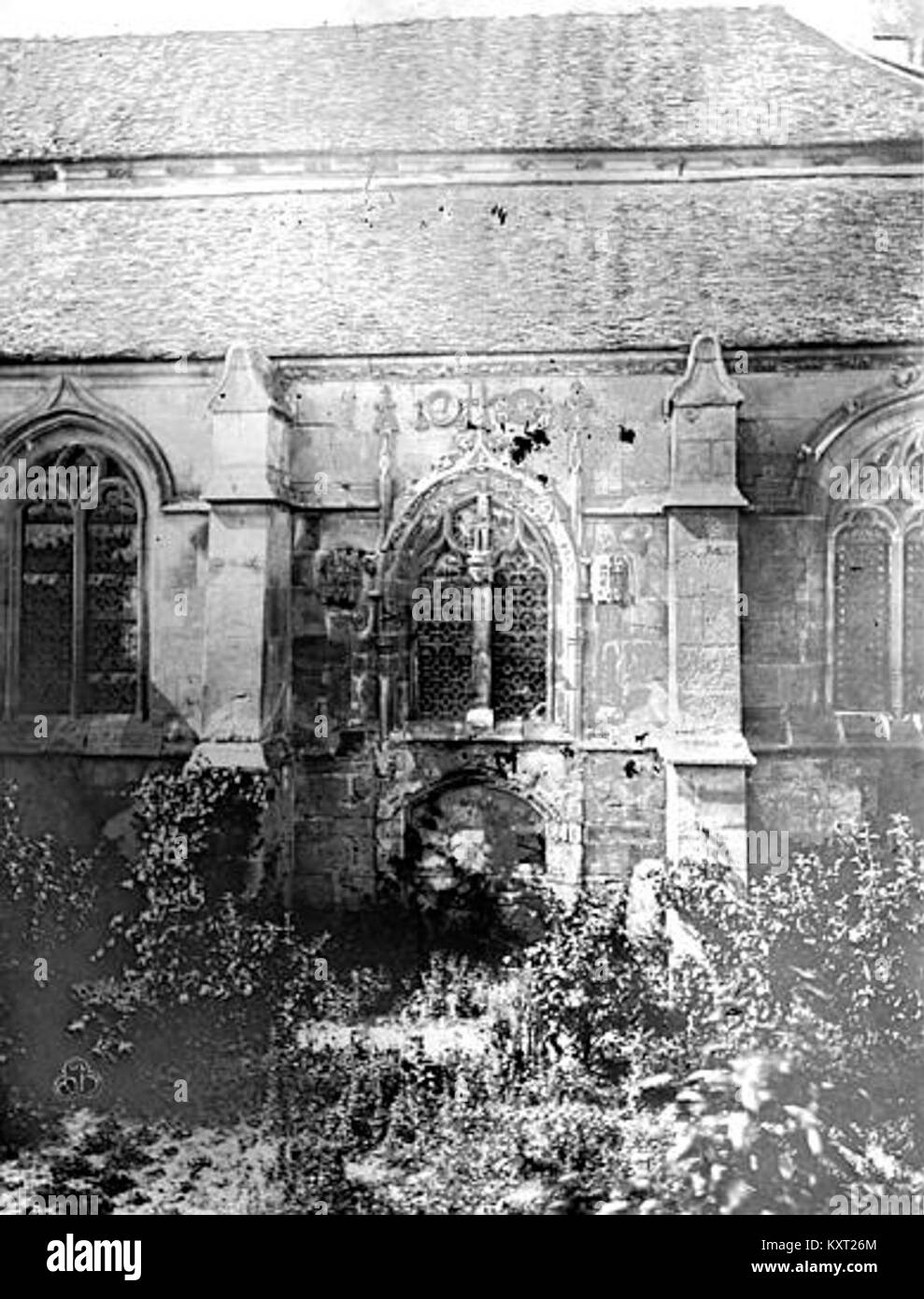 Une image détaillée montrant les fenêtres de l'église de Sarcelles, France. La photographie met en évidence les caractéristiques architecturales gothiques et l'artisanat dans la conception de vitraux typiques de l'ecclésiastique français Banque D'Images