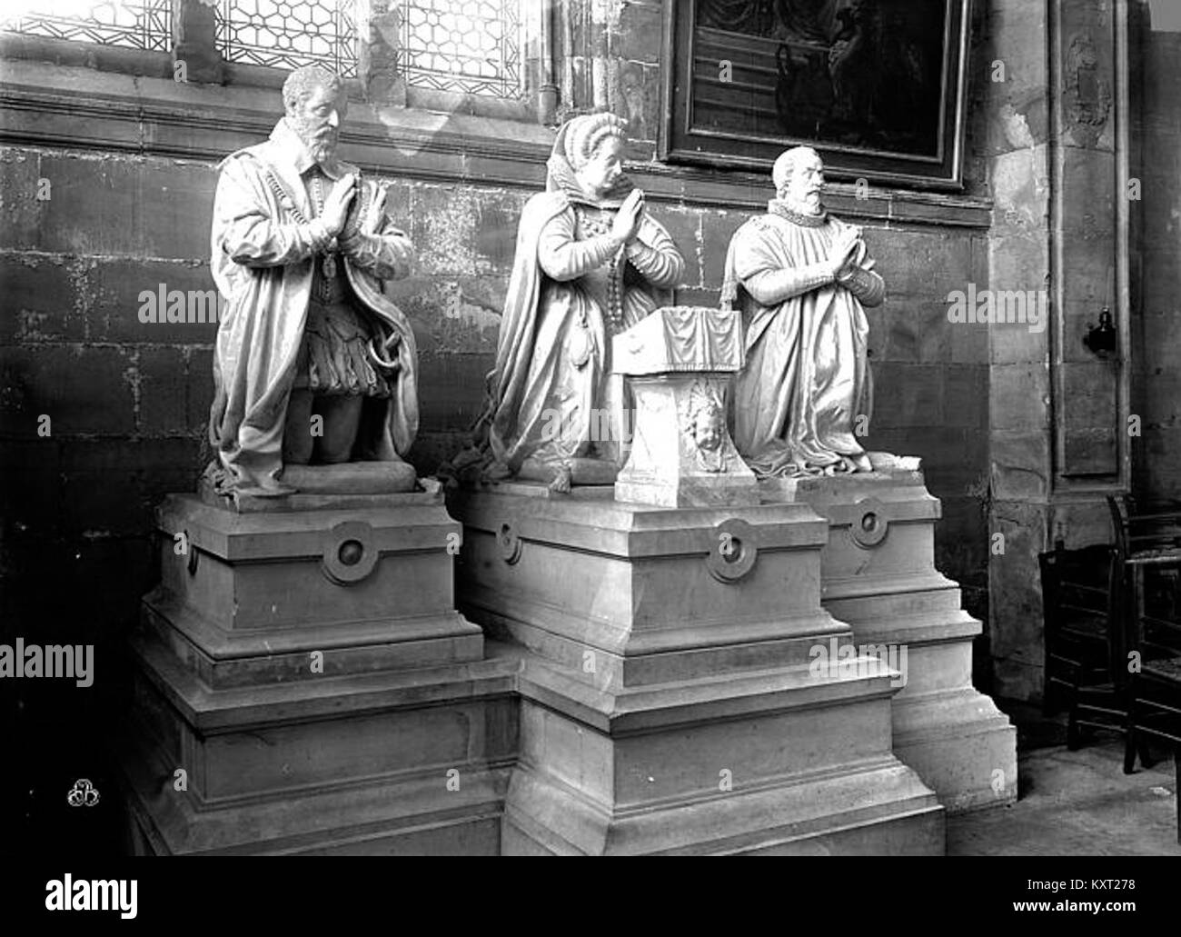 Photographie du monument funéraire de Villeroy à l’intérieur de l’église de Magny-en-Vexin, France, conservée dans la collection Médiathèque de l’architecture et du patrimoine. Banque D'Images