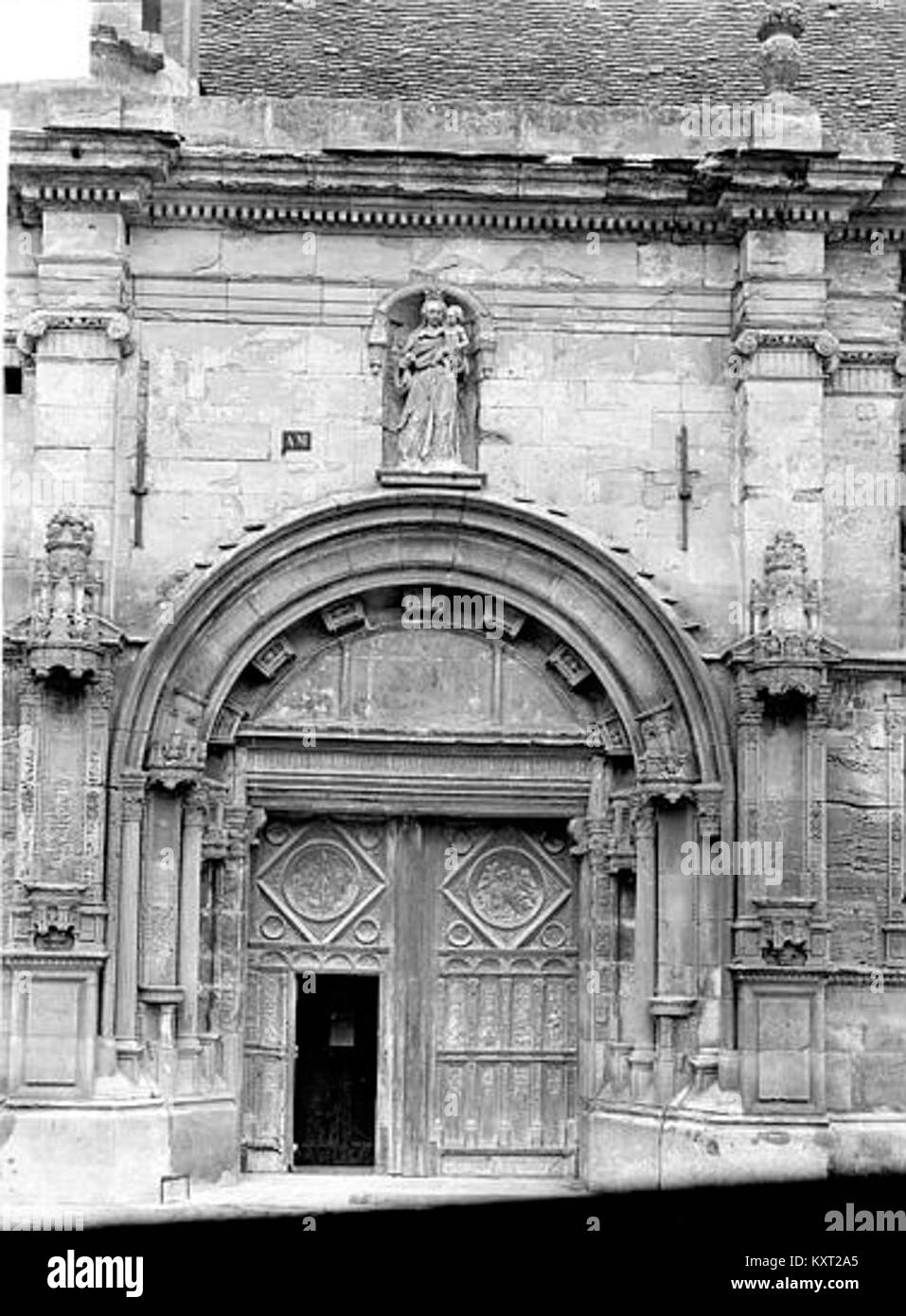 Photographie du portail sud de l’église de Magny-en-Vexin, France, montrant des décorations en pierre sculptée et des détails gothiques, conservés par la Médiathèque de l’architecture et du patrimoine. Banque D'Images