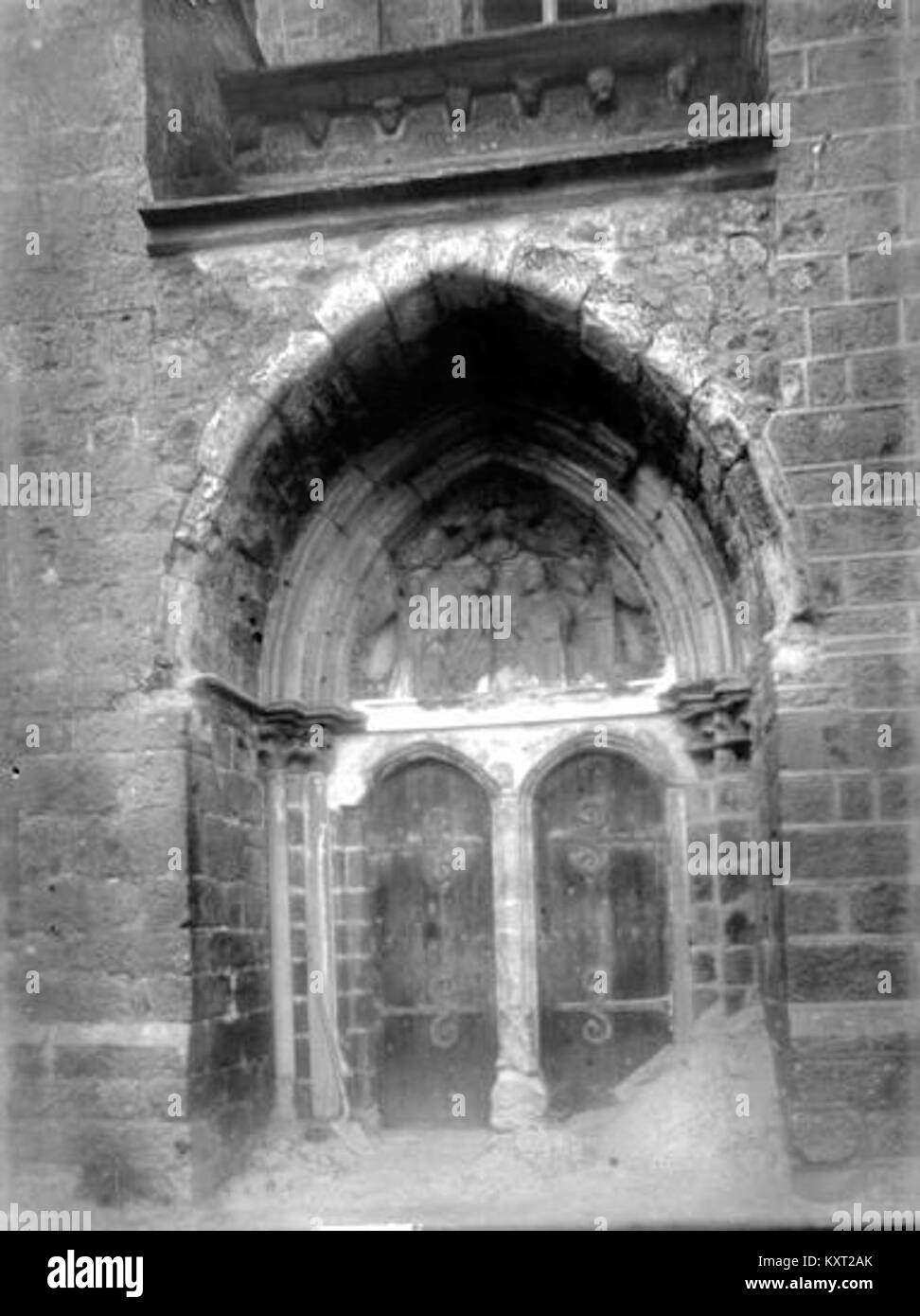 Photographie du portail sud de l'église de Rampillon, France, montrant des décorations romanes sculptées et des détails architecturaux. Banque D'Images