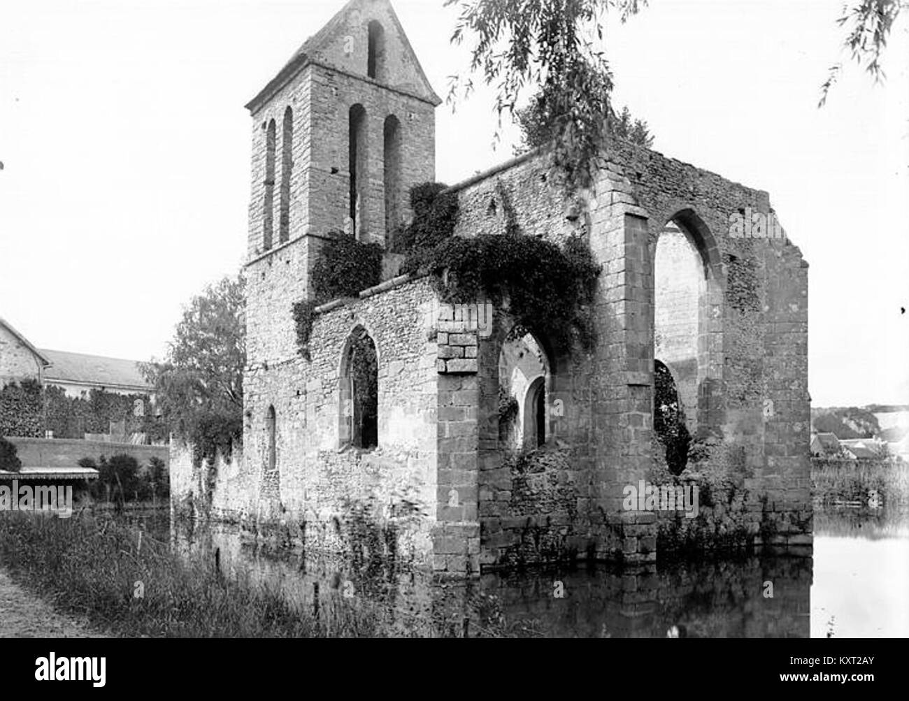 Cette image montre les ruines d'une église de Souzy-la-Briche, France. La photographie capture les vestiges structurels du bâtiment, reflétant son importance historique et les effets du temps et de la négligence. Banque D'Images