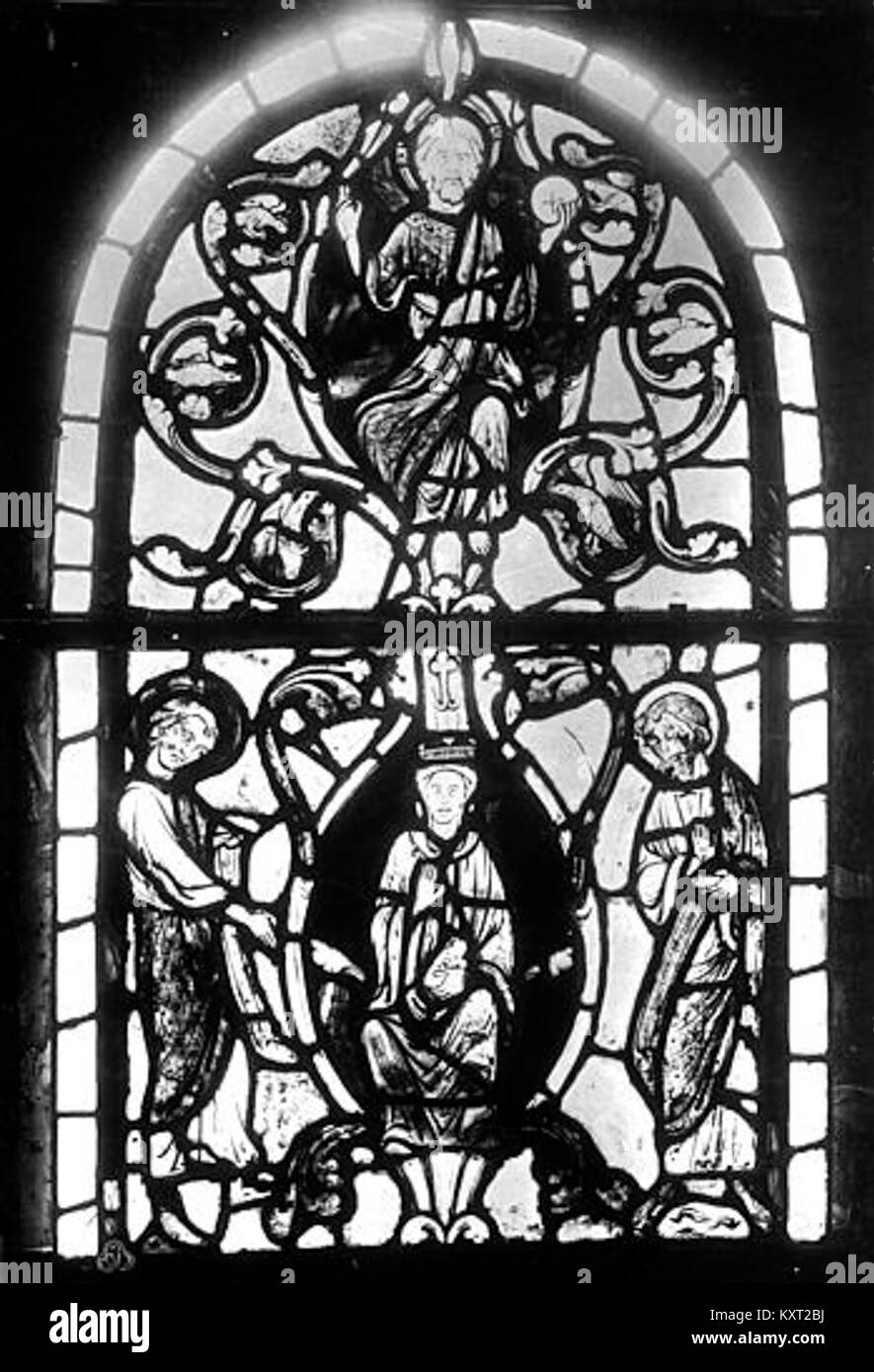 Image des vitraux de l’église de Boissy-Saint-léger, France, montrant la verrerie artistique et l’iconographie religieuse préservées par la Médiathèque de l’architecture et du patrimoine. Banque D'Images