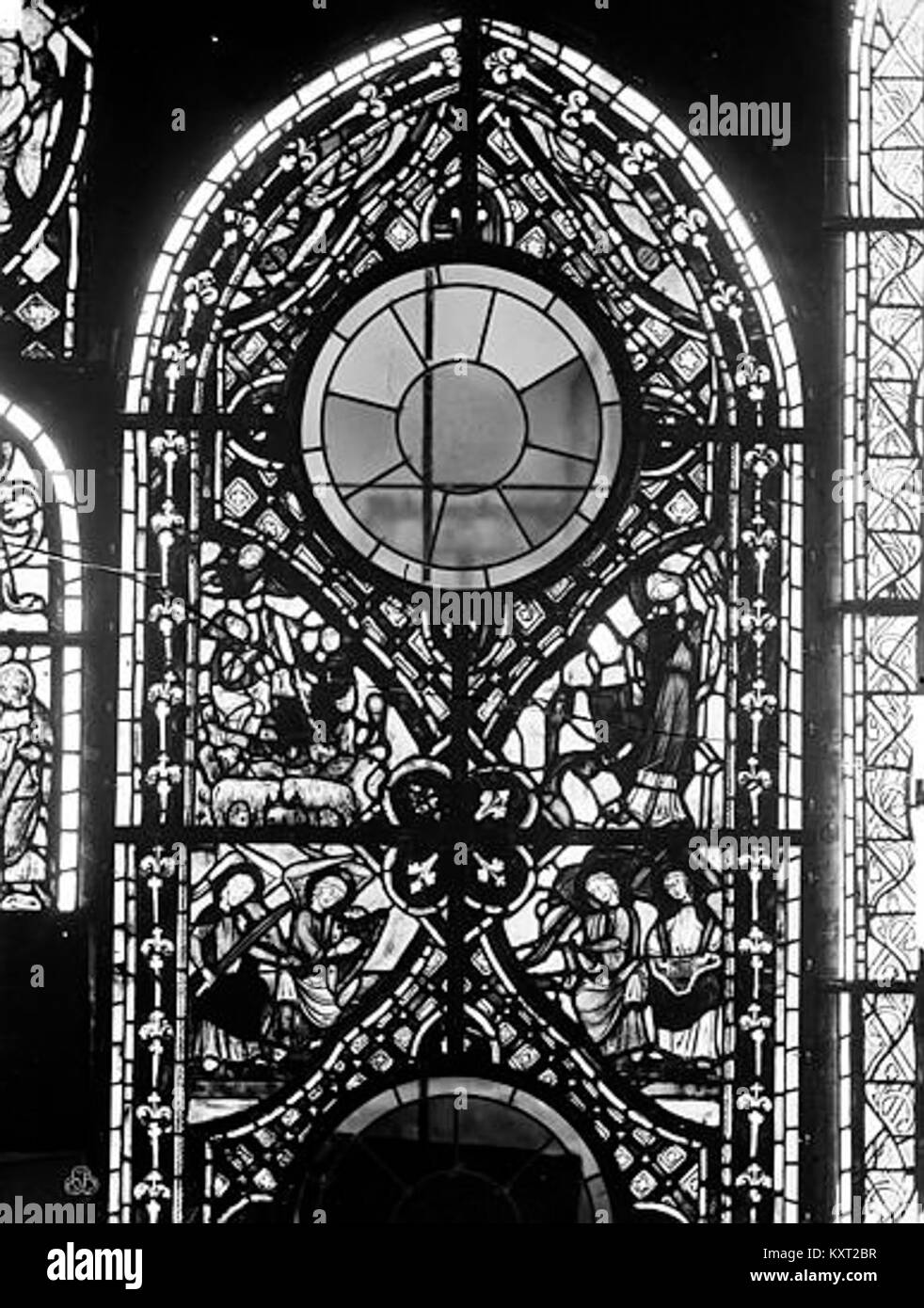 Les vitraux de l’église de Boissy-Saint-léger illustrent une imagerie religieuse détaillée et un savoir-faire artisanal, conservés dans la collection de la Médiathèque de l’architecture et du patrimoine. Banque D'Images