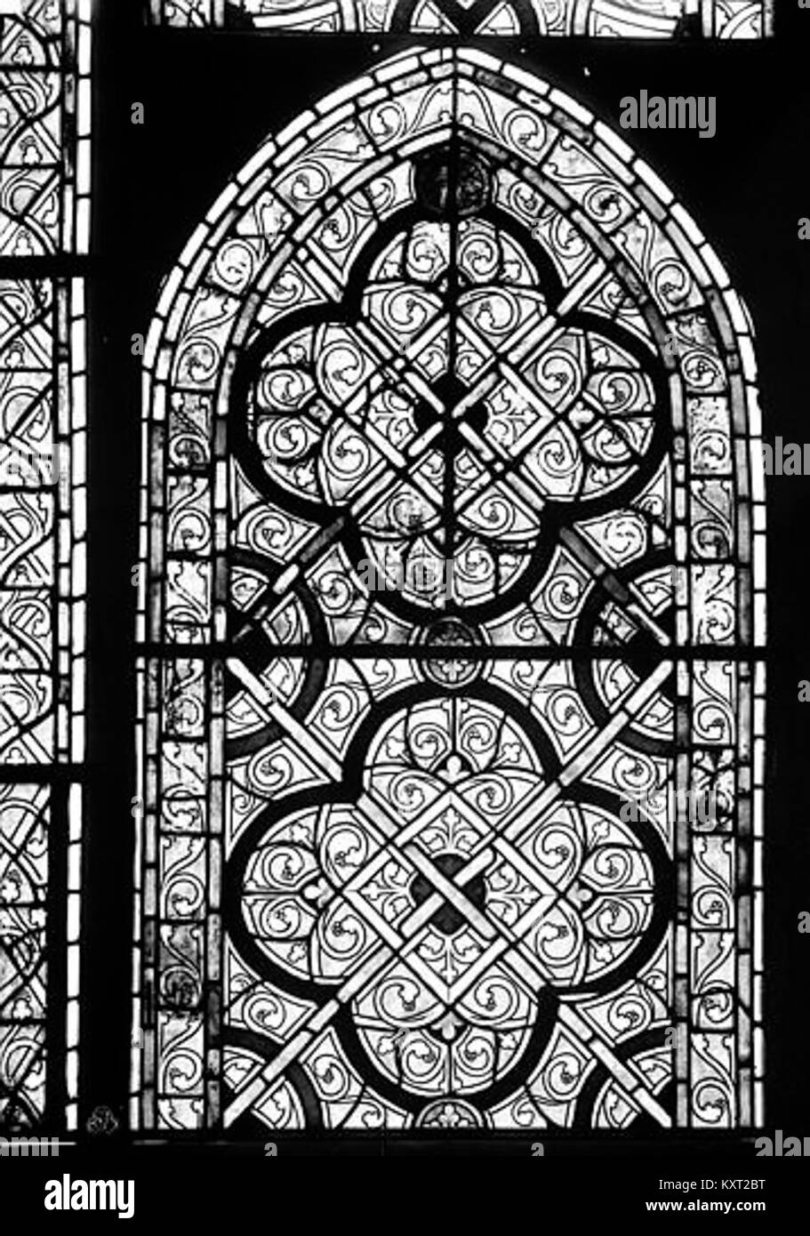 Vitraux de l'église de Boissy-Saint-léger, montrant des verreries décoratives et des tracés typiques de la conception ecclésiastique gothique, conservés par la Bibliothèque française d'architecture et du Patrimoine. Banque D'Images